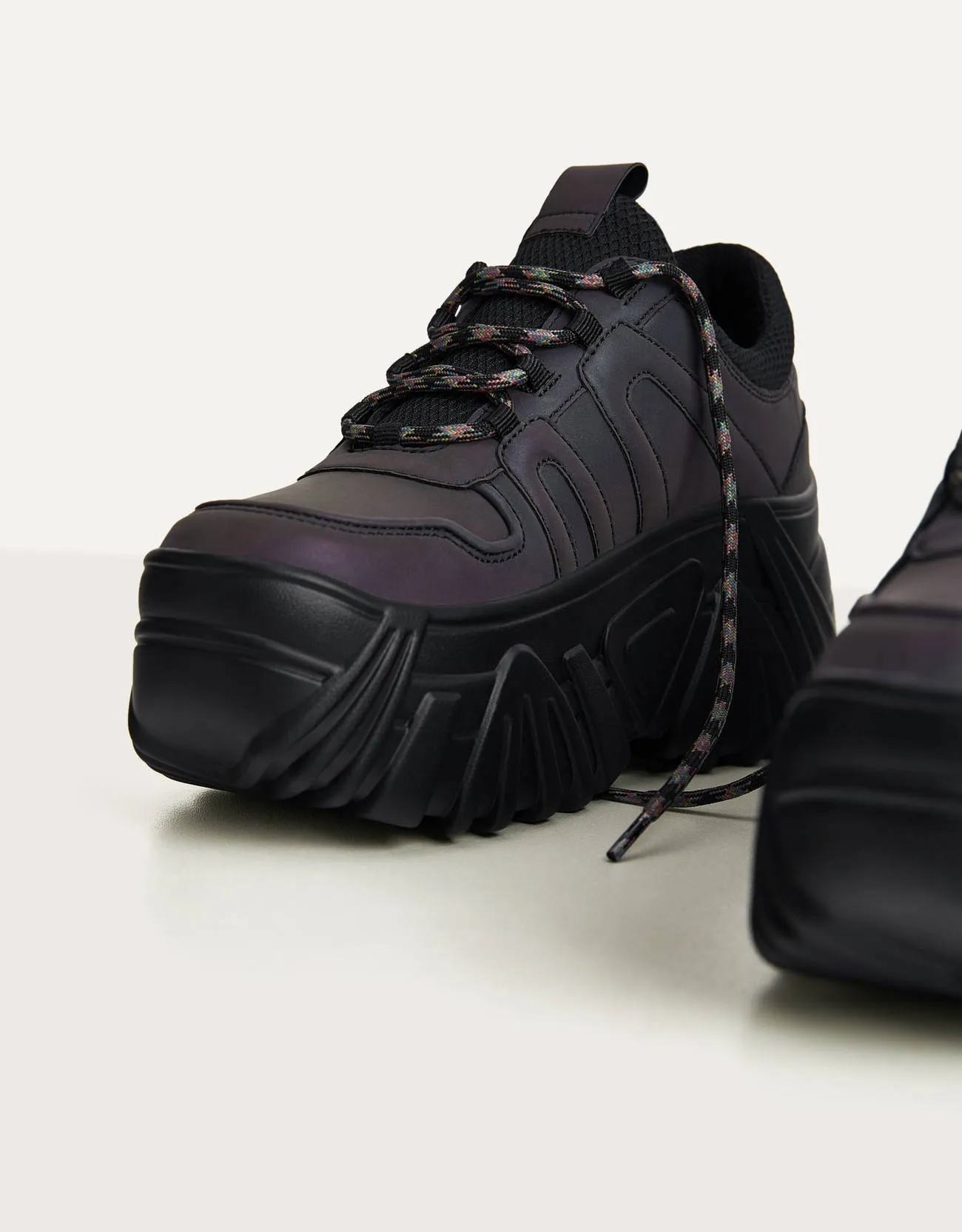 Reflektierende Sneaker mit Plateausohle